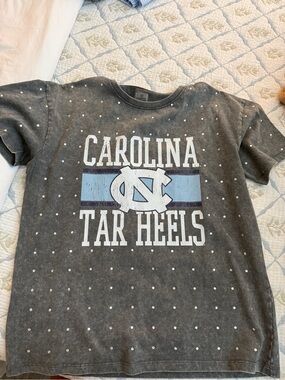 Carolina Tar Heels Women's Gray Logo Tee with Light Blue Accent